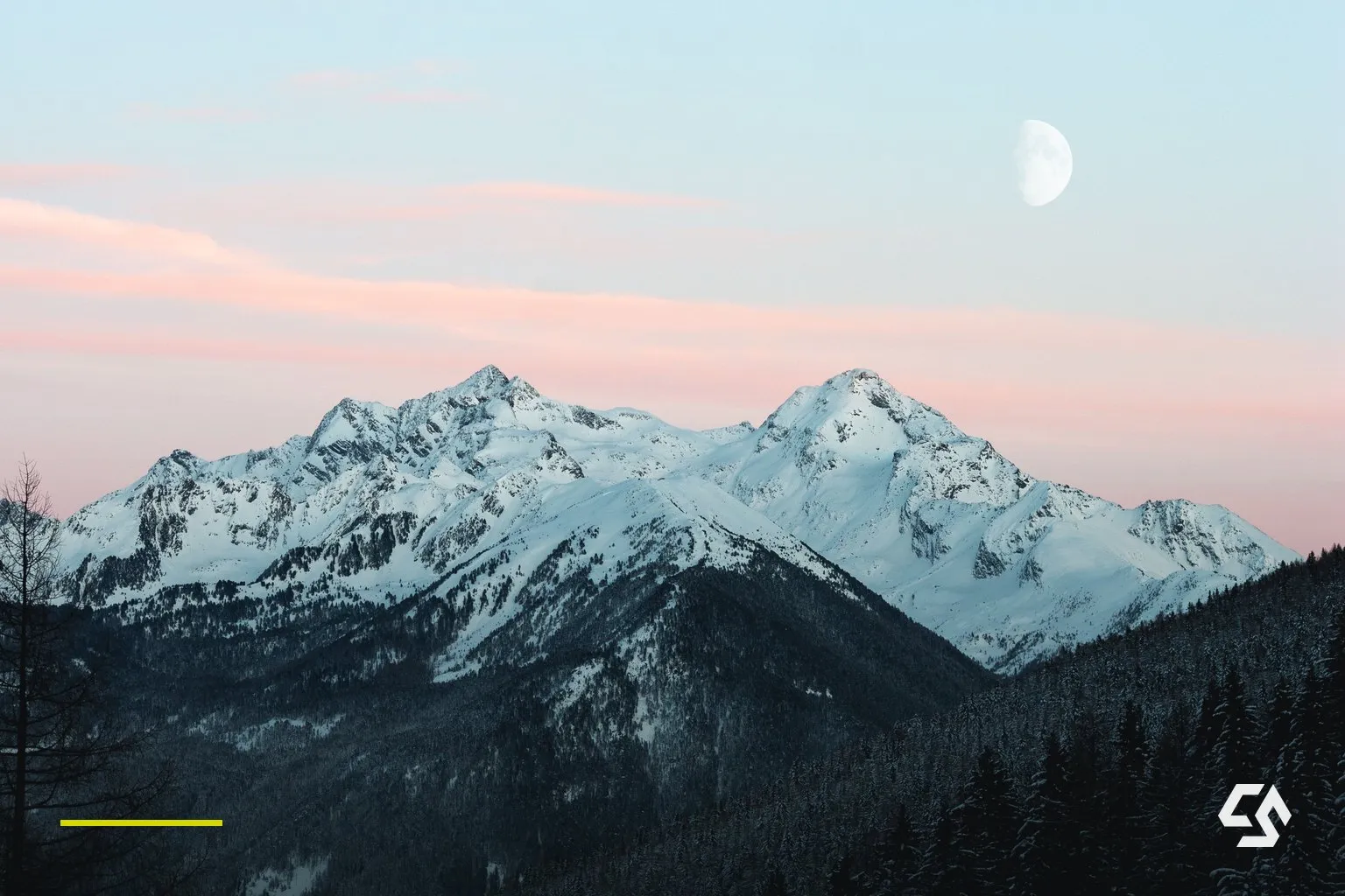 Ein ruhiger, weiter Ausblick über eine Bergkette im klaren Morgenlicht als Bild für aufmerksame Wachsamkeit.